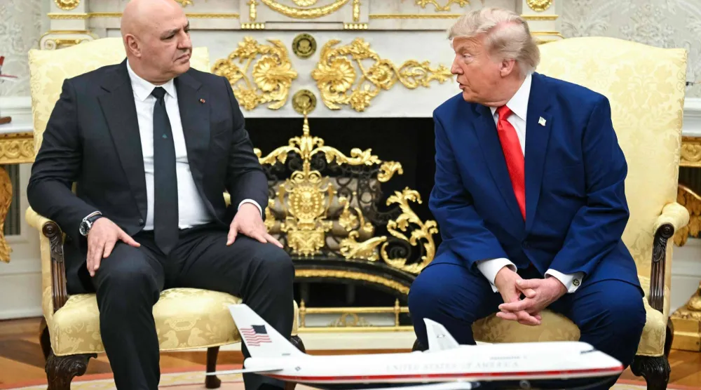 الرئيس الأميركي دونالد ترمب يلتقي الرئيس اللبناني جوزيف عون في المكتب البيضاوي بالبيت الأبيض في العاصمة واشنطن يوم 21 يوليو 2026 (أ.ف.ب)