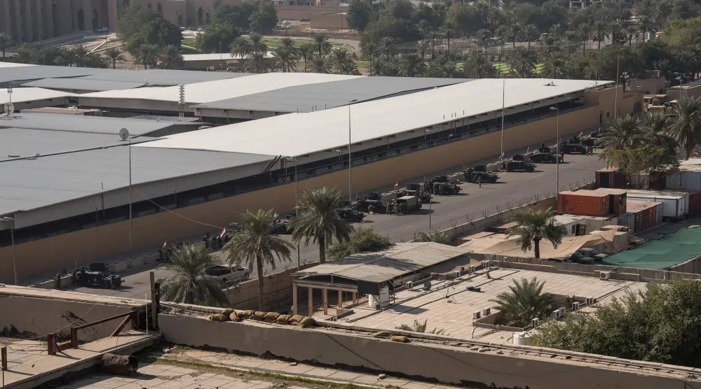 مركبات لقوات الأمن العراقية خارج مجمع السفارة الأميركية في بغداد (رويترز - أرشيفية)