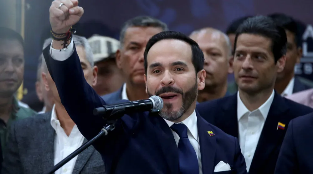 الرئيس الكولومبي المنتخب المنتمي إلى اليمين المتشدد أبيلاردو دي لا إيسبرييا خلال الإعلان (رويترز)