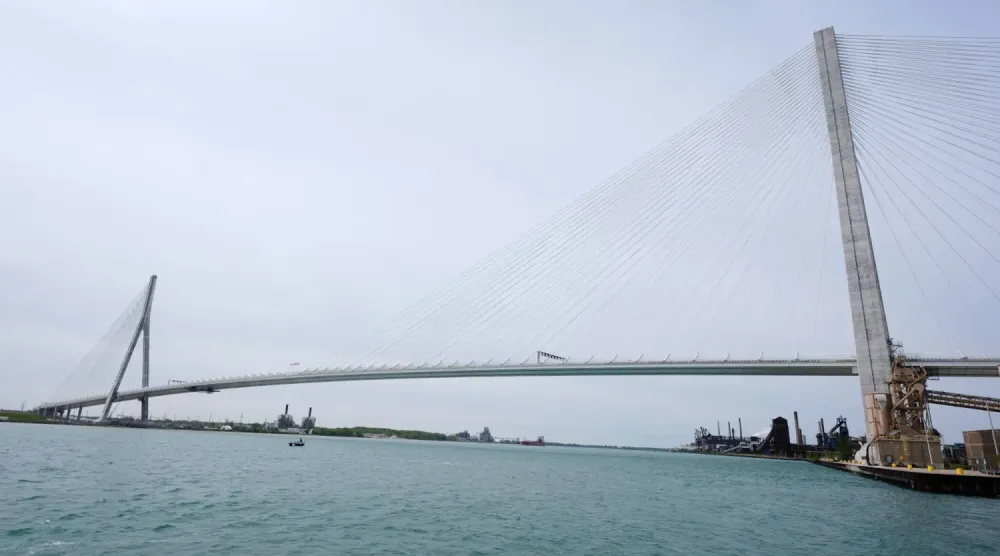 ABD ile Kanada'nın Windsor ve Detroit kentlerini birbirine bağlayan Gordie Howe Uluslararası Köprüsü. (AP)
