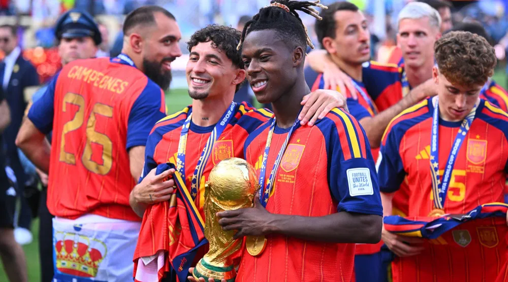نيكو ويليامز يحتفل بكأس العالم إلى جانب داني أولمو بعد الفوز على الأرجنتين في النهائي (د.ب.أ)
