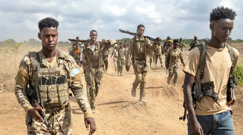 Kasım 2025’te eş-Şebab örgütünden kurtardıkları Sabid kasabası yakınlarında yürüyen Somali askerleri (Arşiv – AFP)