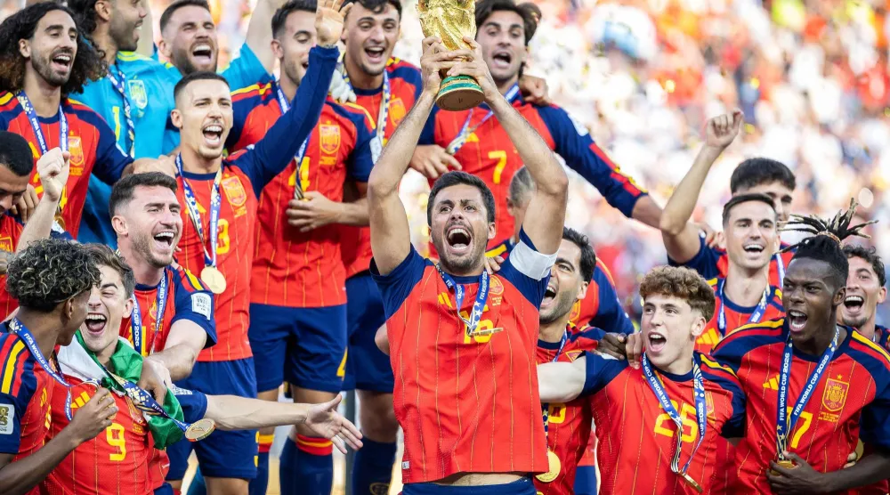 رودري يرفع كأس العالم بعد تتويج منتخب إسبانيا باللقب على حساب الأرجنتين (أ.ف.ب)