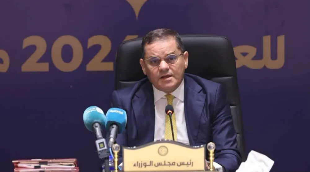 الدبيبة خلال ترؤسه اجتماعاً لحكومته في مدينة زليتن غرب ليبيا السبت (مكتب الدبيبة)