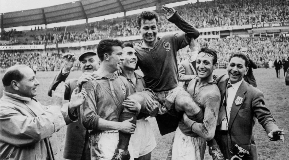 فونتين على الأعناق مع منتخب فرنسا في مونديال 1958 إحتفاءً بإنجازه القياسي (غيتي)
