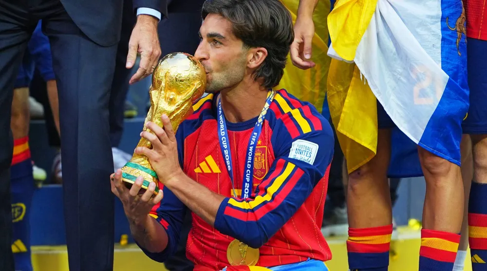 توريس حاملاً كأس العالم خلال تتويج إسبانيا باللقب (أب)