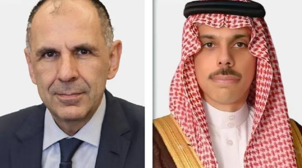 وزير الخارجية السعودي الأمير فيصل بن فرحان ونظيره اليوناني جيورجوس جيرابيتريسيس (الشرق الأوسط)