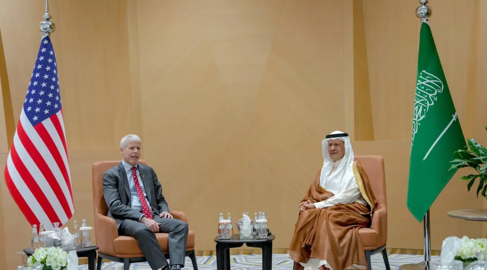 خلال اللقاء بين الأمير عبد العزيز بن سلمان ورايت في الرياض (الوزارة)
