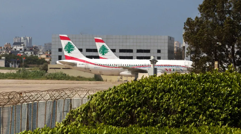 طائرات لـ«طيران الشرق الأوسط» بمطار رفيق الحريري في بيروت (أ.ف.ب)