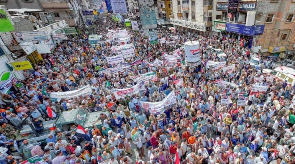 حشود في تعز لدعم القيادة اليمنية في مواجهة تصعيد الجماعة الحوثية (سبأ)