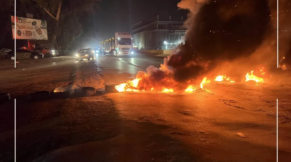محتجون يضرمون النار في الكاوتشوك بتاجوراء غرب ليبيا (صفحة سيدي خليفة - تاجوراء على فيسبوك)