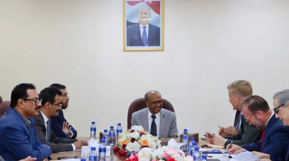 وزير النفط والمعادن اليمني خلال لقاء سابق مع المبعوث الأممي إلى اليمن (سبأ)