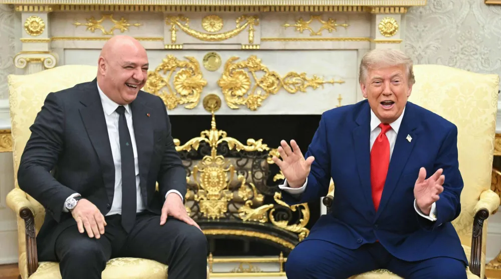 الرئيس الأميركي دونالد ترمب مستقبلاً نظيره اللبناني جوزيف عون في المكتب البيضوي بالبيت الأبيض في واشنطن (أ.ف.ب)