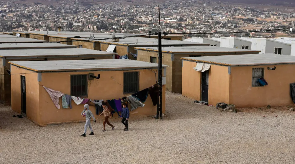 Lübnan’ın kuzeydoğusundaki Hermel’de, Suriye’den kaçan yüzlerce insanın yaşadığı İmam Ali konut kompleksindeki çocuklar, Ocak 2026 (AP)