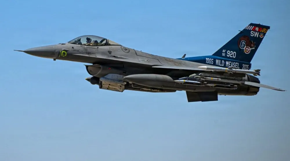 طائرة مقاتلة من طراز F-16 تابعة لسلاح الجو الأمريكي تقلع من قاعدة في الشرق الأوسط (سنتكوم)
