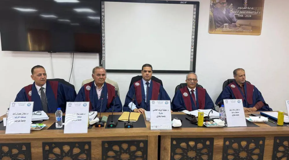أكاديميون ليبيون خلال مناقشة رسالة دكتوراه في جامعة بنغازي (الصفحة الرئيسية للجامعة)