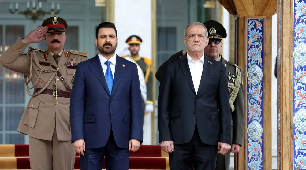 الرئيس الإيراني مسعود بزشكيان (يمين) وهو يستقبل رئيس الوزراء العراقي علي الزيدي (وسط) في طهران يوم 23 يوليو 2026 (الرئاسة الإيرانية)