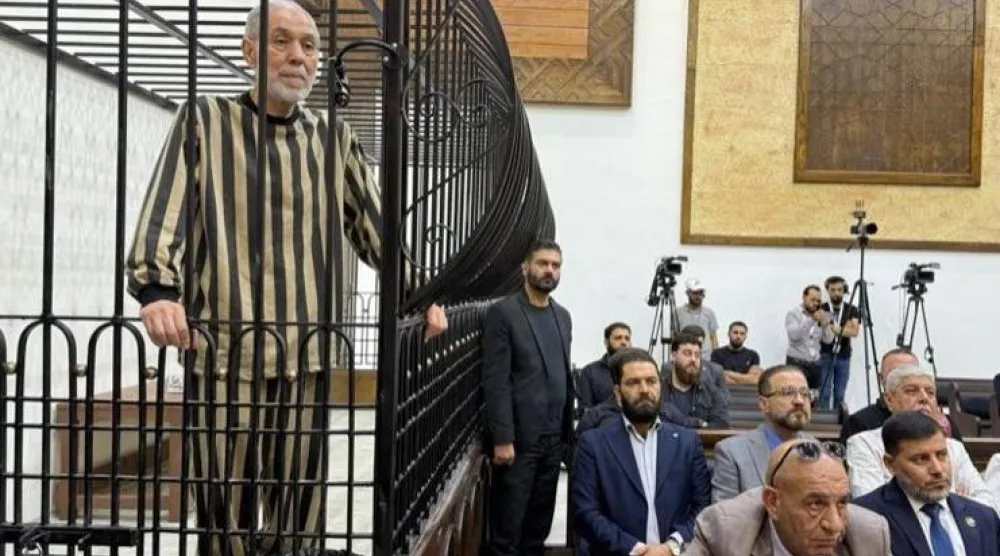 أحمد بدر الدين حسون مفتي نظام الأسد في الجلسة الأولى خلال يونيو الماضي لمحاكمته في دمشق (سانا)