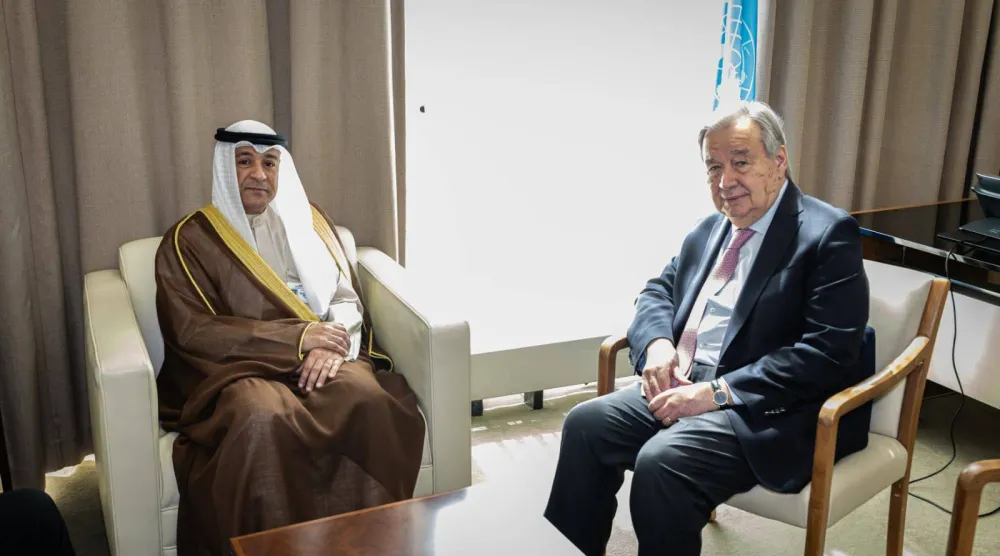 أنطونيو غوتيريش مستقبلاً جاسم البديوي في نيويورك الأربعاء (مجلس التعاون الخليجي)
