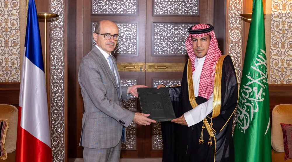 الدكتور فيصل المجفل خلال تسليمه نسخة من أوراق اعتماده لماتيو كارمونا (واس)