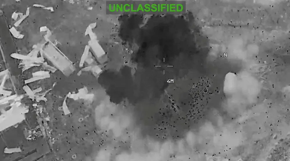 لقطة من فيديو نشرته قيادة ”سنتكوم“ يظهر حطاماً متناثراً ودخاناً بعد ضربات على موقع غير محدد في إيران (رويترز)
