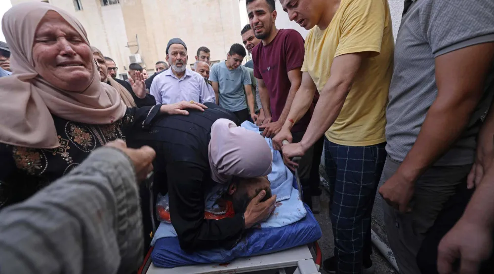أشخاص يبكون على جثمان رجل فلسطيني قُتل في هجوم على مستشفى في نابلس بالضفة الغربية - 24 يوليو 2026 (أ.ف.ب) 