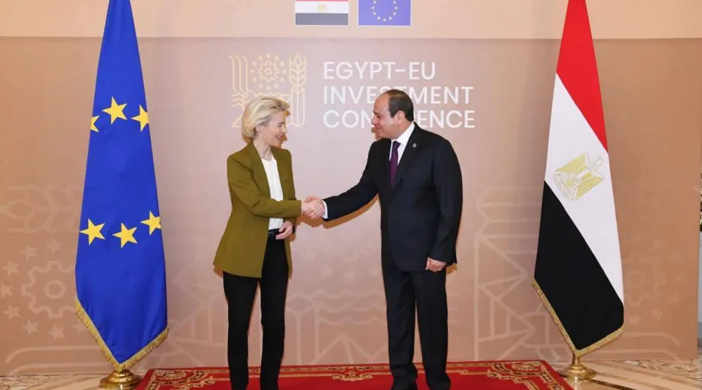الرئيس المصري في أثناء لقاء رئيس المفوضية الأوروبية على هامش «مؤتمر الاستثمار المصري - الأوروبي» في يونيو (حزيران) 2024 (الرئاسة المصرية)