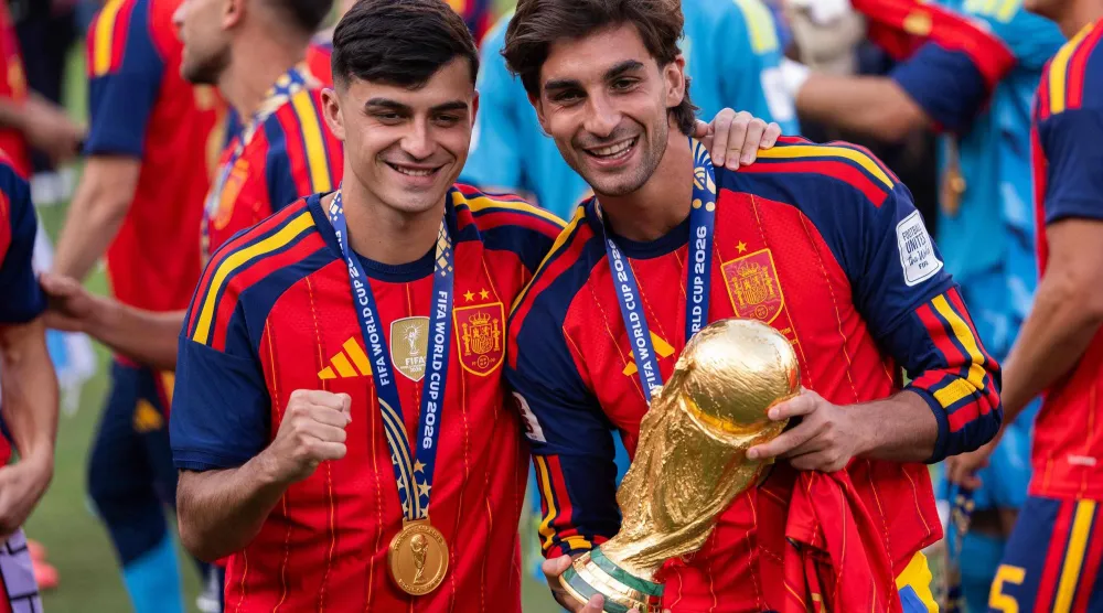 فرناندو توريس وبيدري نجما برشلونة يحتفلان بكأس العالم (أ.ف.ب)
