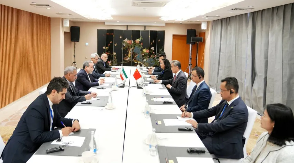 عراقجي يجري محادثات مع نظيره الصيني وانغ يي على هامش اجتماع مجلس وزراء خارجية منظمة شنغهاي للتعاون في قرغيزستان  الجمعة (الخارجية الإيرانية)
