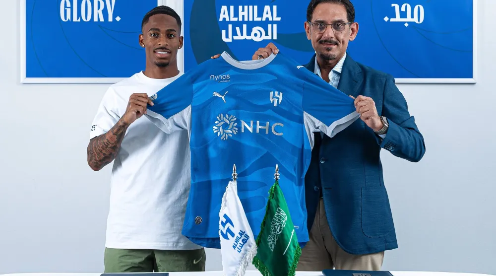 الأمير نواف بن سعد رئيس الهلال يهدي سامرفيل قميص الفريق بعد نهاية مراسم التوقيع (موقع النادي)