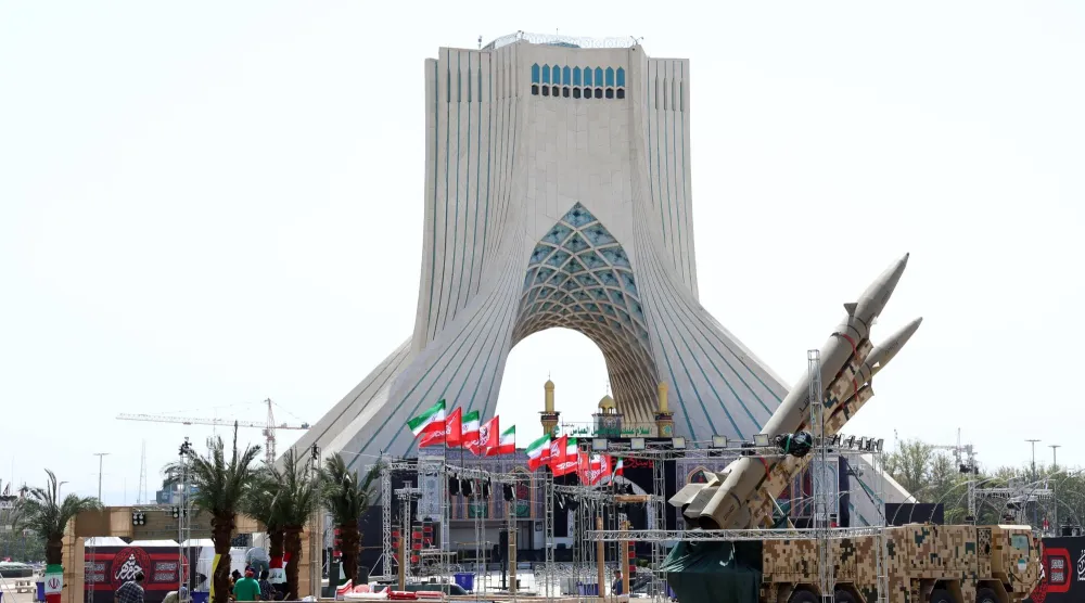 صواريخ «ذو الفقار» الباليستية معروضة في ساحة آزادي بطهران الجمعة (إ.ب.أ)