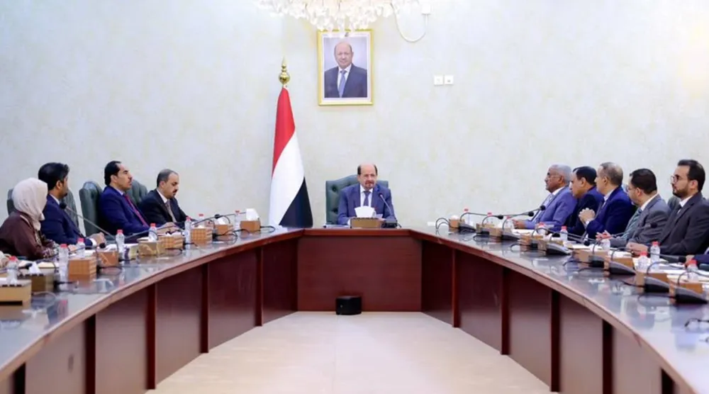 الحكومة اليمنية أدانت بأشد العبارات الهجوم الإرهابي الحوثي على سفينة تجارية في البحر الأحمر (سبأ)