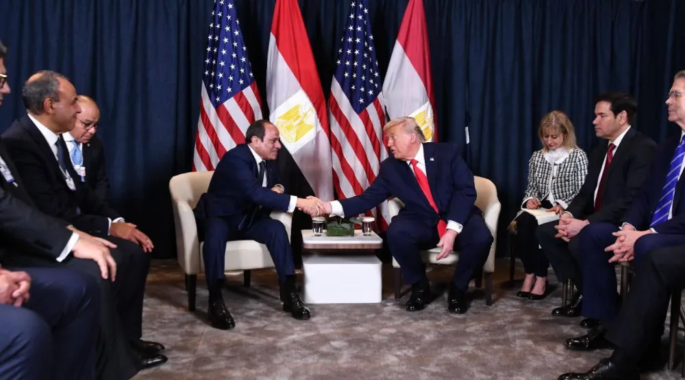 الرئيس المصري عبد الفتاح السيسي ونظيره الأميركي دونالد ترمب أثناء لقائهما في يناير الماضي بمنتدي دافوس (الرئاسة المصرية)