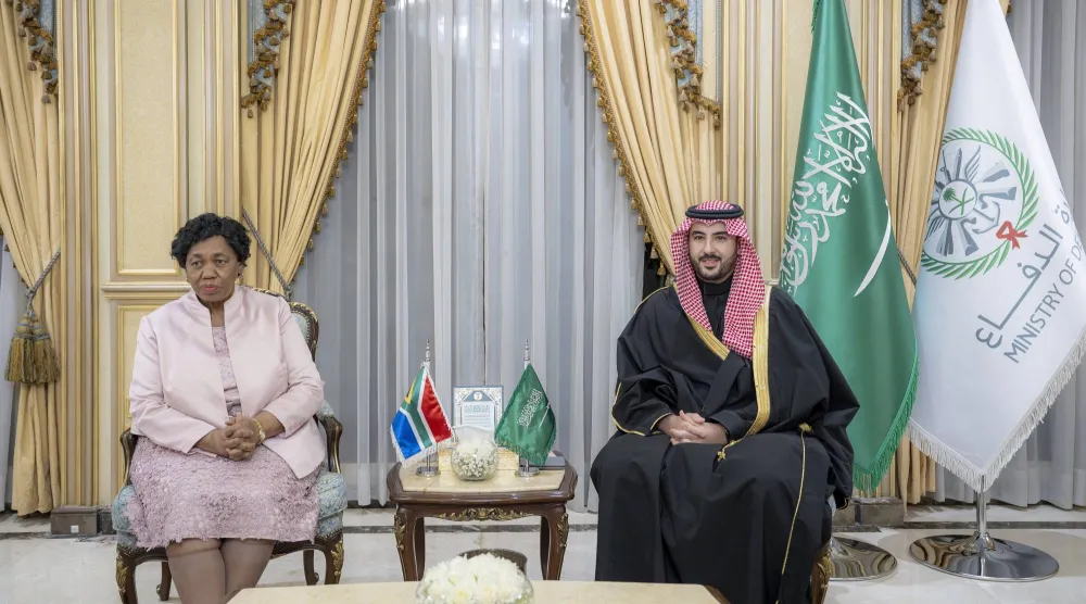 وزير الدفاع السعودي خلال استقباله نظيرته الجنوب أفريقية بالرياض في ديسمبر 2024 (واس)