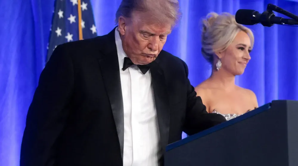 ABD Başkanı Donald Trump ve Fox News'un Beyaz Saray baş muhabiri Jackie Heinrich, Washington'daki Waldorf Astoria Oteli'nde düzenlenen Beyaz Saray Muhabirleri Derneği yemeğinde (Reuters)