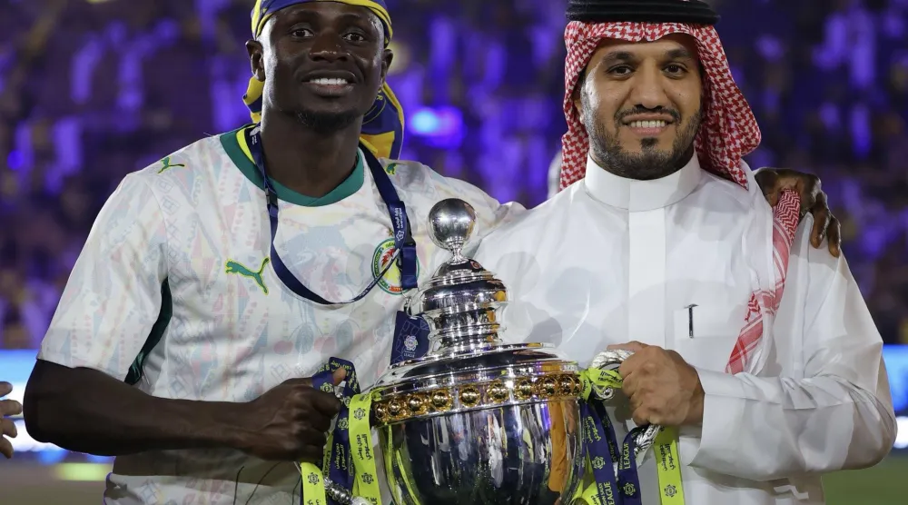 الماجد مع ماني خلال الاحتفال بتحقيق لقب الدوري الموسم المنصرم (موقع النادي)