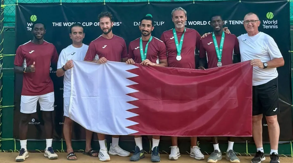 الفريق القطري مبتهجاً بالفوز (الشرق الأوسط)