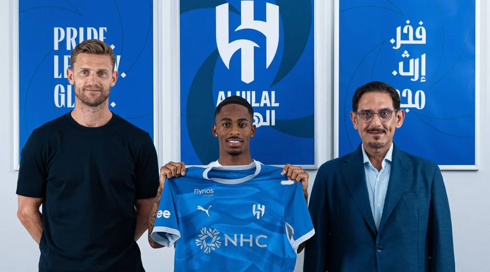النجم الهولندي يحمل قميص الهلال بعد توقيع العقد (موقع النادي)