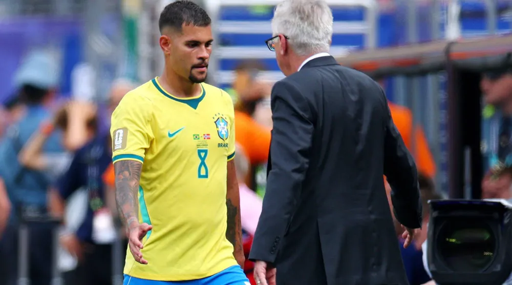 Soccer Football - FIFA World Cup 2026 - Round of 16 - Brazil v Norway - New York New Jersey Stadium, East Rutherford, New Jersey, US - July 5, 2026 Brazil's Bruno Guimaraes with coach Carlo Ancelotti after being substituted REUTERS/Mike Segar