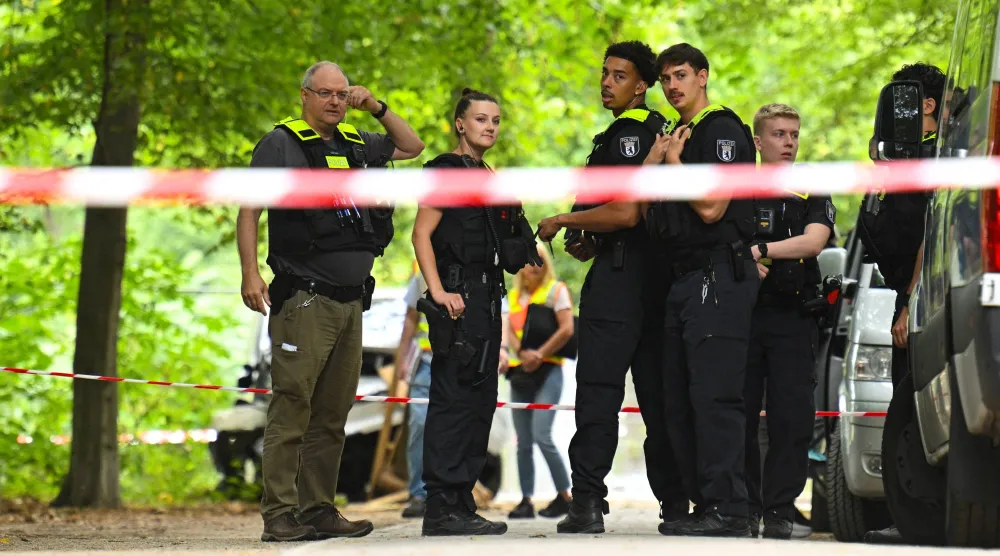 تقوم الشرطة بتأمين المنطقة بعد حادث اصطدمت فيه سيارة بحشد من الناس بالقرب من موكب كريستوفر ستريت داي برايد السنوي في برلين (رويترز)