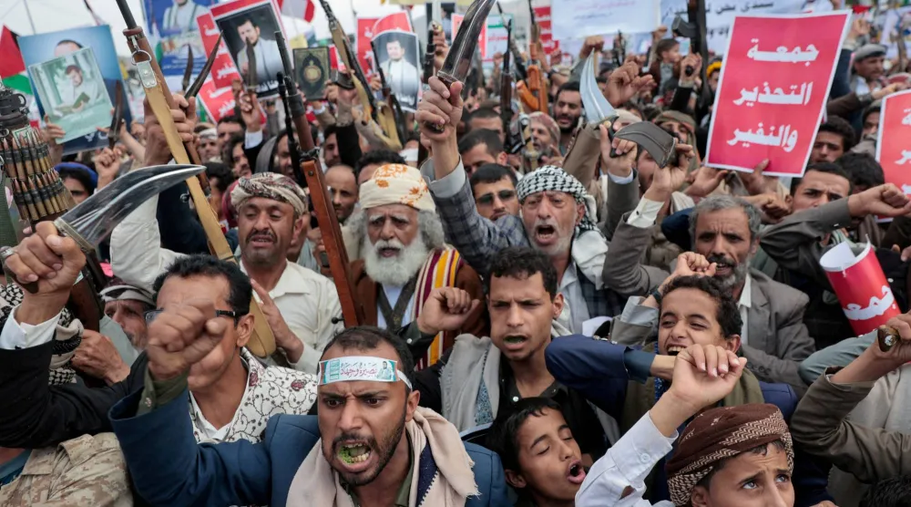 الحوثيون متهمون بارتكاب أكثر من 6 آلاف انتهاك في القطاع الصحي اليمني (رويترز)