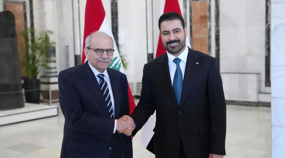 رئيس الوزراء العراقي علي الزيدي مستقبلاً نظيره اللبناني نواف سلام (أ.ف.ب)