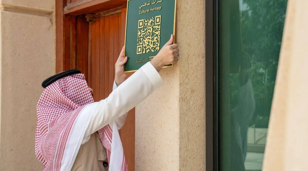 تضمنت الأعمال توثيق المواقع وإدراجها في سجل التراث العمراني وتركيب لوحات تعريفية تحمل رمزاً رقمياً (QR Code) (واس)