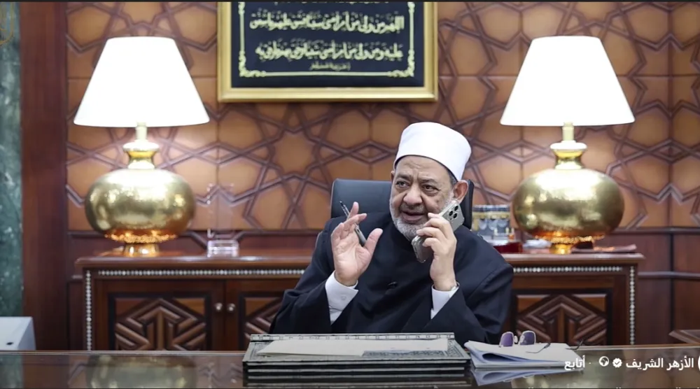 الطيب أكد أن الأزهر يعتز بأبنائه الذين يثبتون أن التميز العلمي يقترن بالأخلاق والقيم (صورة من فيديو الاتصال الهاتفي)
