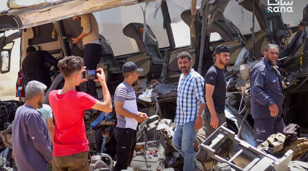 تفقد الأضرار في مكان اصطدام حافلتين للركاب على طريق دمشق - دير الزور بين منطقتي السخنة وتدمر حيث ارتفعت حصيلة القتلى في الحادث الذي وقع بين حافلتين للركاب في 25 يوليو إلى 35 شخصاً (سانا - أ.ف.ب)
