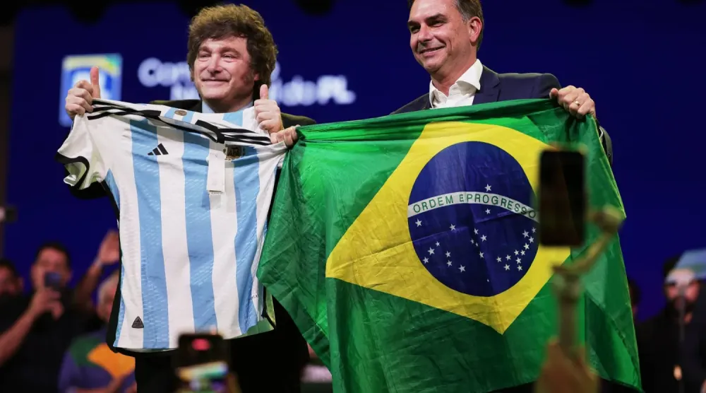 Milei, eski sağcı Brezilya Cumhurbaşkanı Jair Bolsonaro'nun oğlu Flavio Bolsonaro'nun Sao Paulo'daki aday gösterilme törenine katıldı (AP)