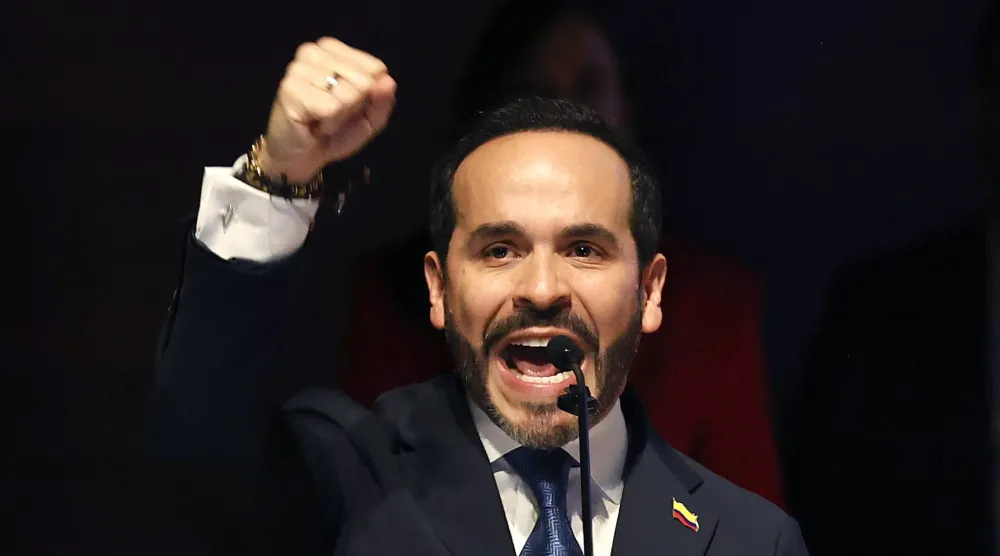 الرئيس الكولومبي المنتخب أبيلاردو دي لا إيسبرييا يتحدث خلال حدث «كاف. حليف استراتيجي لكولومبيا 2026-2030» في ميديلين الجمعة (إ.ب.أ)