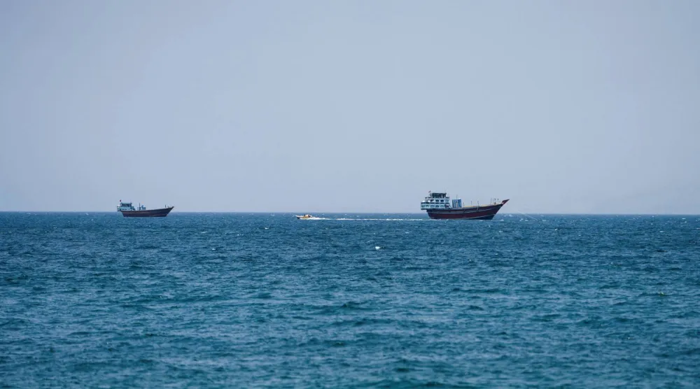 سفن بمضيق هرمز كما تُرى من مسندم  في عُمان (رويترز)