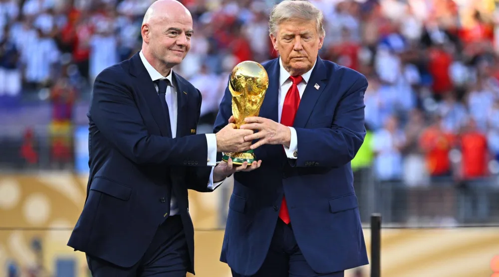 جياني إنفانتينو برفقة الرئيس دونالد ترمب لتسليم كأس العالم لمنتخب إسبانيا (د.ب.أ)