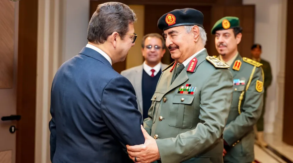 قائد «الجيش الوطني» الليبي المشير خليفة حفتر مستقبلاً رئيس المخابرات المصرية اللواء حسن رشاد في فبراير الماضي (القيادة العامة للجيش الوطني)
